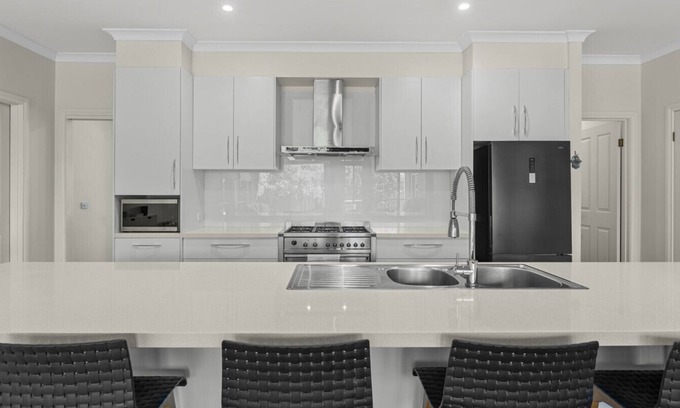Lake Wendouree House | Lake Gardens Retreat:Walk to Lake, Space to Unwind