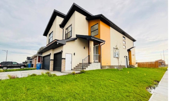 Chestermere House | Lake Getaway-4Bed/4Bath Home-Chestermere