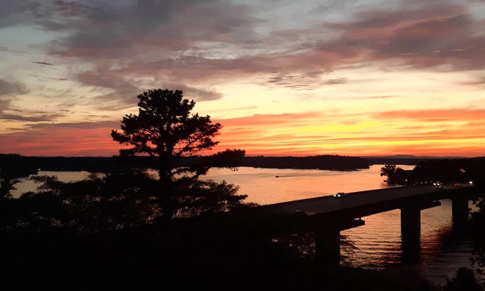Lake Hamilton Condo | Lake Hamilton Penthouse! 2/2 Amazing Sunsets from your balcony or dock! Sleeps 6