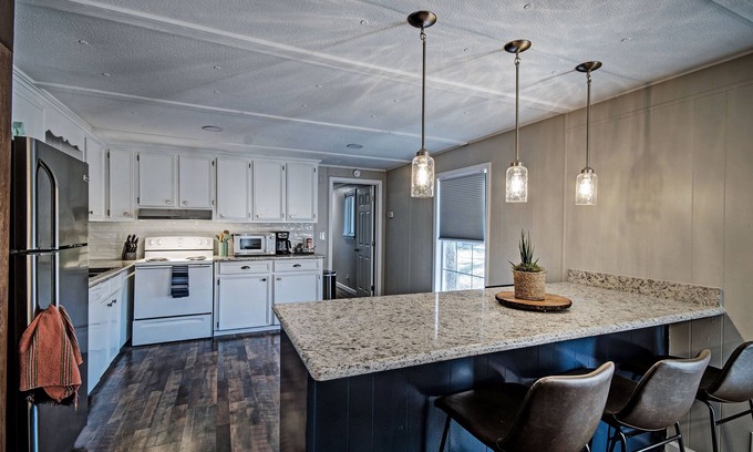 Ludlow House | Lake Harbor Landing - Cozy Cottage on the Rez