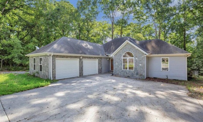 Townville House | Lake Hartwell Clemson Football Games Retreat - Sleeps 12n