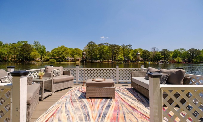 Conyers House | Lake Haven-Entire guesthouse with Hot Tub, Paddleboat, and Fishing!