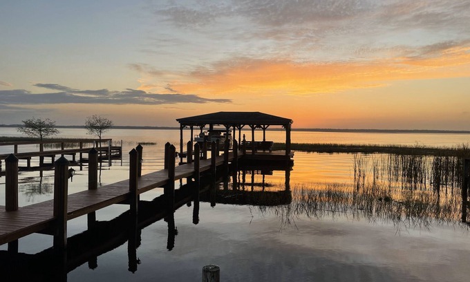 Fedhaven Cottage | Lake Home - 2 bd rm w/dock & pier on Lake Rosalie, Lake Wales