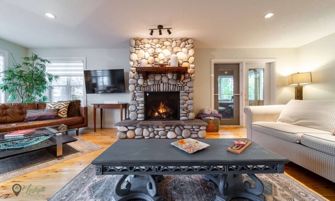 Alberta Beach House | Lake House Lodge | Fireplace | Family Friendly