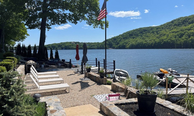 Danbury House | Lake House Retreat on beautiful Candlewood Lake
