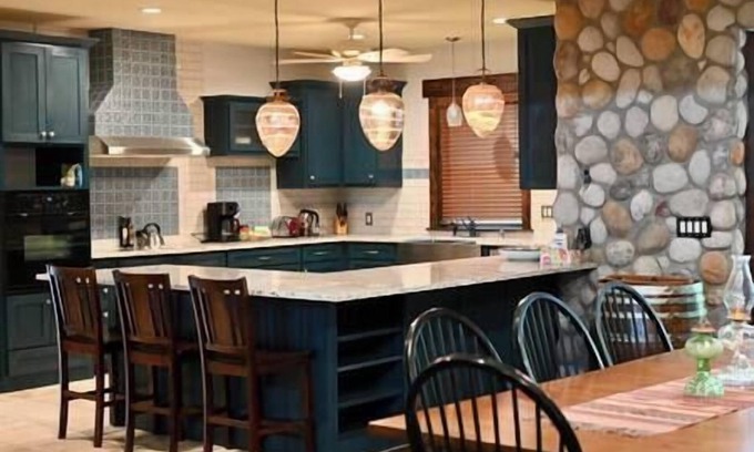 Hawkins House | Lake House Upscale Sleeps 10, Pet Friendly East Texas Pines