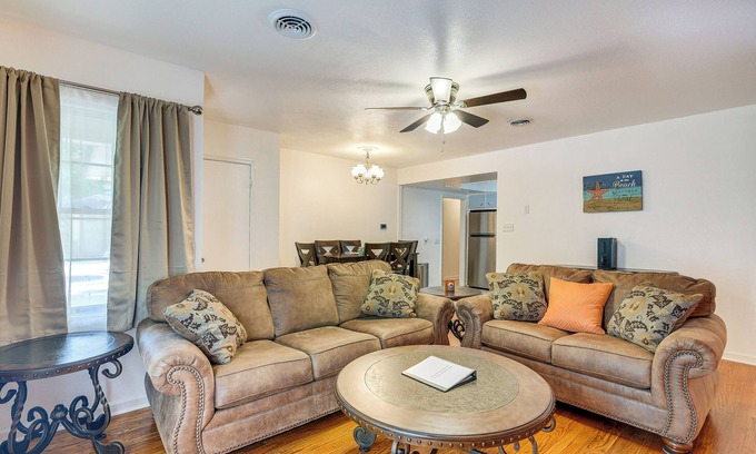 Lake Jackson House | Lake Jackson Home w/Yard, 14 Mi to Beaches!