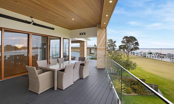 Paynesville House | Lake King Lakehouse: Enjoy your evenings, overlooking the McMillan Strait