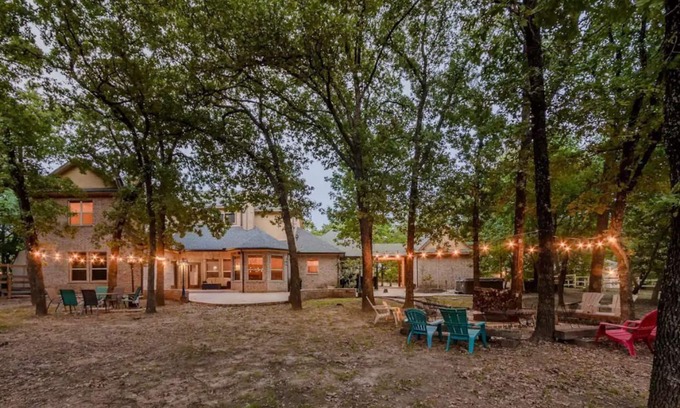 Hickory Creek House | Lake Lewisville Family Getaway-Lake Toys, HotTub, Mini Golf, Theater, Kids Room!
