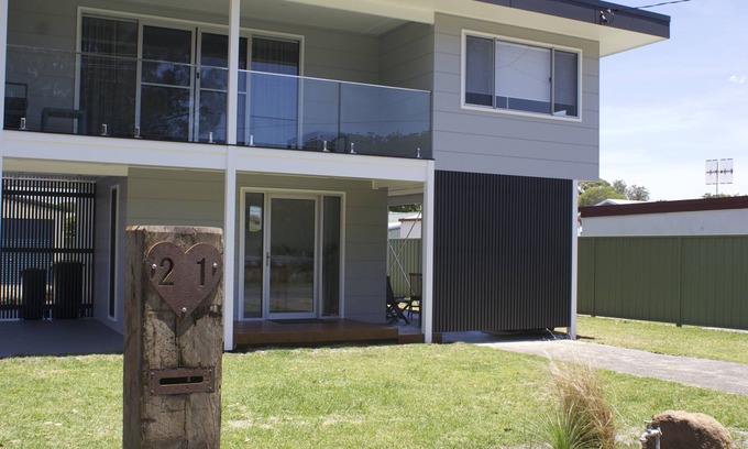Burrill Lake House | LAKE LIFESTYLE is situated at the HART of Burrill Lake