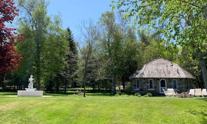 Charlevoix House | LAKE MICHIGAN EARL YOUNG STONE COTTAGE