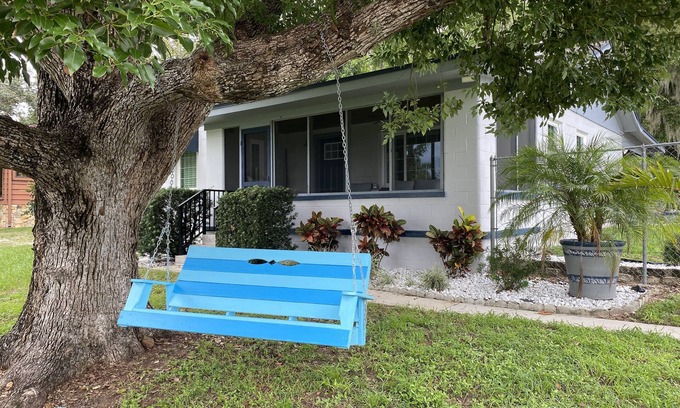 Minneola House | Lake Minneola Sunset Cottage - Lakefront Home - Sun Water Florida!