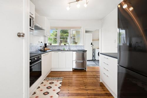 Kawaha Point House | Lake, mountain view cottage