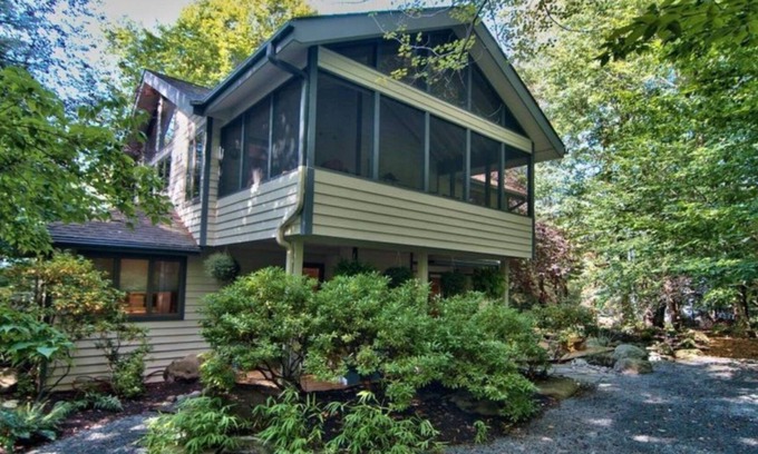 Pocono Pines Ski Chalet | Lake Naomi Pocono Vacation Home, ⁕CHECK OUT OUR FALL FOILAGE SPECIALS⁕