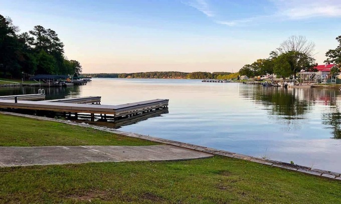Lake Oconee House | Lake Oconee Lakefront w/Pool, Kayaks & Games