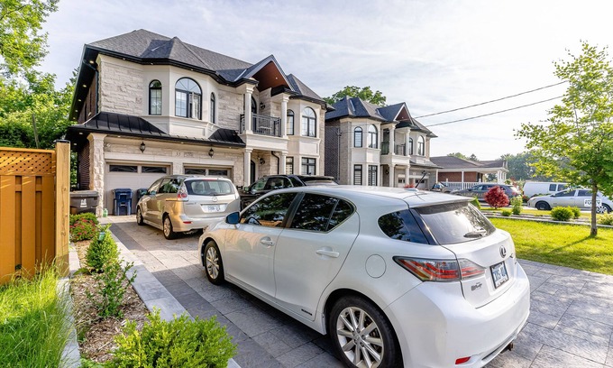 Bendale House | Lake Ontario Stylish Family-friendly House