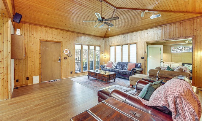 Flint House | Lake Palestine Cabin Getaway on 1 Acre!