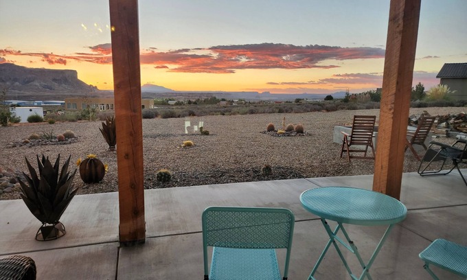 Big Water Villa | Lake Powell Sunrise Villa next to Antelope Canyon
