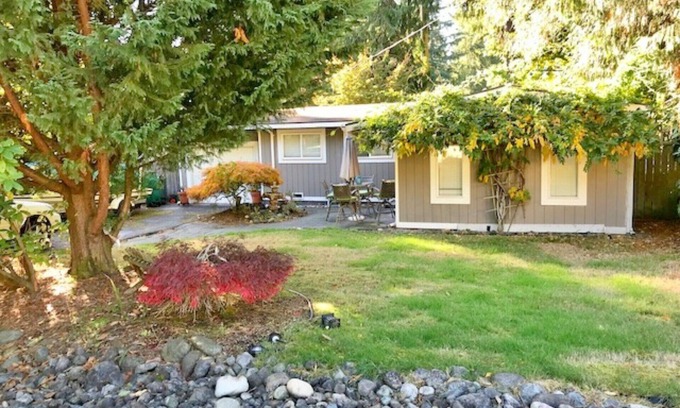 Inglewood House | Lake Sammamish Bungalow half mile to Public Beach Access