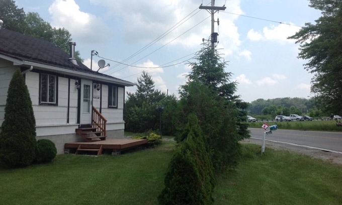 Brock House | Lake Simcoe Cottage across Thorah Centennial Park, Beaverton Ontario