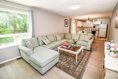 Alcona House | Lake Simcoe Retreat 5 Bedroom Vacation Home Near Innisfil Beach Park