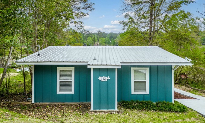 Eatonton House | Lake Sinclair-Rooty Creek Rivera-LAKEFRONT with pedal boat!