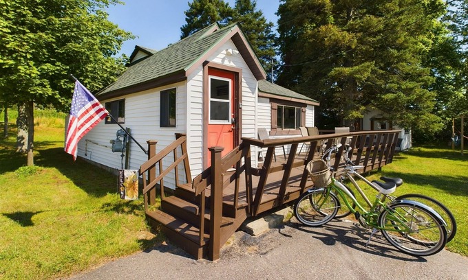 Munising Cottage | Lake Superior View, Pictured Rocks Kayaking Behind the Home!