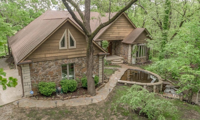 Proctor House | Lake Tenkiller Family Friendly Estate on the Illinois River - Making Memories!