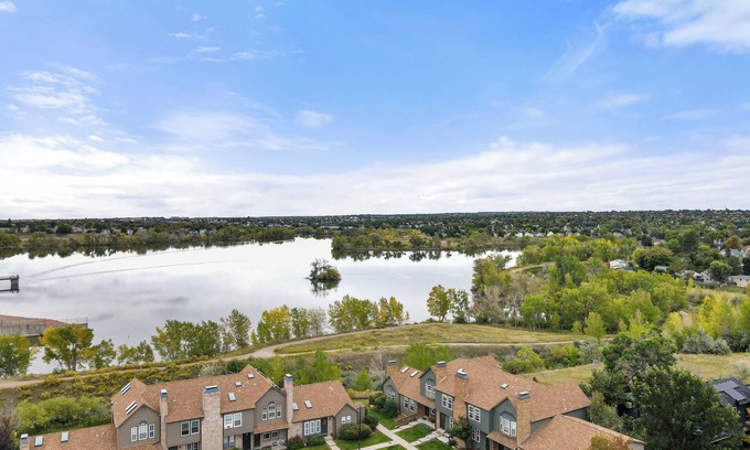 Prides Crossing House | LAKE VIEW 3-Bedroom/3-Bathroom Cozy townhome in Aurora, Family & Pet Friendly!