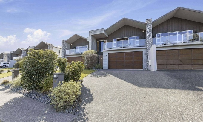 Taupo Cottage | Lake View Bliss - Lake Taupo Holiday Home