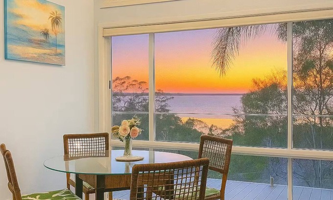 Fishing Point House | Lake View Blue 2 Bedroom House - Wifi, AC, close to Lake Macquarie
