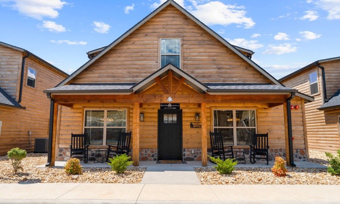 Table Rock House | Lake View Cabin w Walking Trail to Table Rock-Free Tickets to Sdc & More-Firepit Table