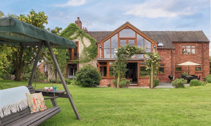 Market Drayton Cottage | LAKE VIEW COTTAGE, family friendly, with a garden in Market Drayton