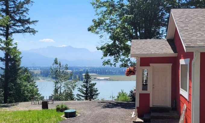 Agassiz House | Lake View Cottage in Agassiz