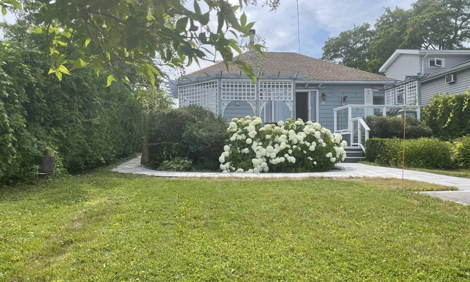 Georgina Cottage | Lake view cottage with indoor/outdoor fireplace, hot tub and sauna