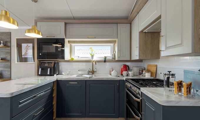 Cheriton Bishop Ski Chalet | Lake View Escape-Fishing,Heated Pool 500yrds away