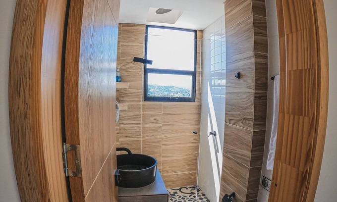 El Penol House | LAKE VIEW FARM- 18 PEOPLE- JACUZZI INSIDE AND OUTSIDE