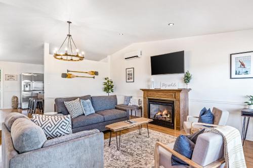 Clarksville House | Lake View Getaway