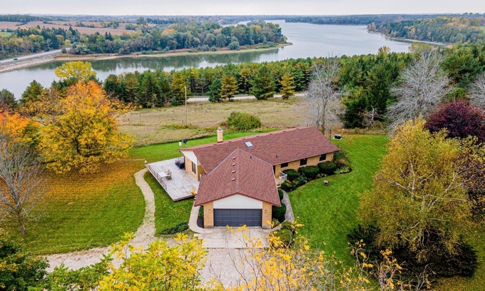 Guelph/Eramosa House | Lake View House on 5 acres with trail access