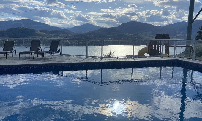 Okanagan-Similkameen Bed & Breakfast | Lake view with pool
