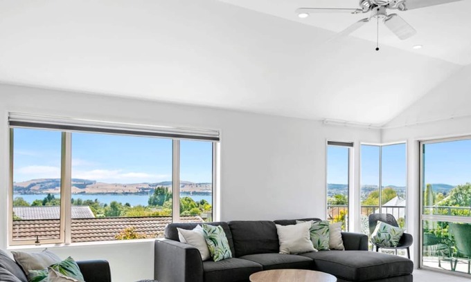 Richmond Heights House | Lake Views! 5min to Town Centre *No Service Fee*