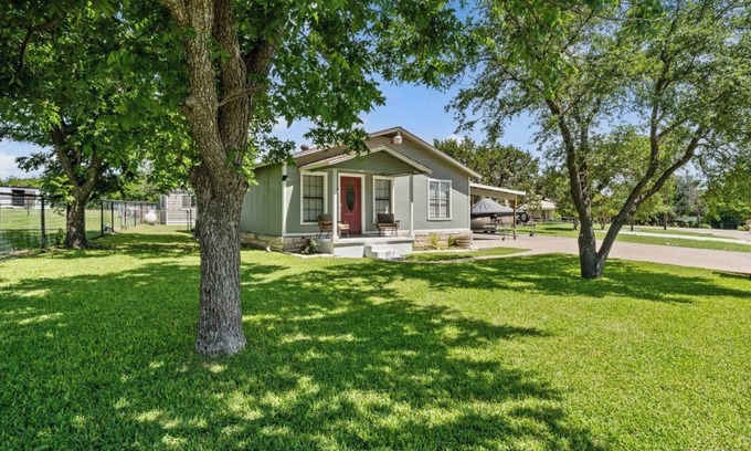 Laguna Park House | Lake Whitney 3BR getaway: family-ready, boat-friendly, Wi-Fi, fire pit