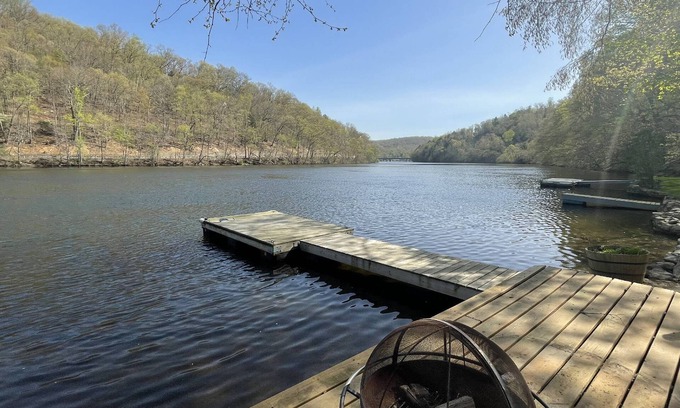South Britain Cottage | Lake Zoar Cabin, Magical Views & Peaceful Vibes; private dock, kayaks, firepit, patio, office space!