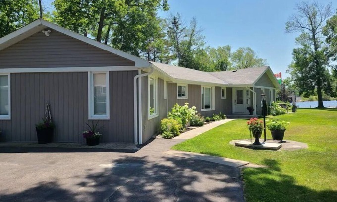 Bobcaygeon House | Lakebreeze Estate, 5 Bedrm, 3 Bath Lux Lakehousen