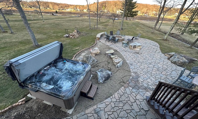 Treasure Lake House | Lakefront, 4br, 4Ba, Huge Yard and Patio, Docks, Private HOT TUB - sleeps 14+