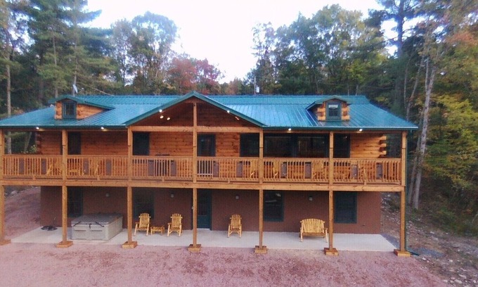 White Haven House | LAKEFRONT 70" TV HOT TUB POOL TABLE FIRE PIT POKER FAMILY/PET FRIENDLY