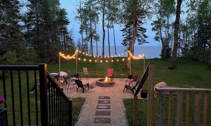Little Bullhead Cabin | Lakefront Cabin, 4 season Cozy Vacation Home on Lake Winnipeg