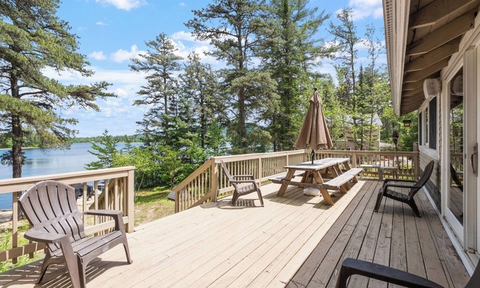 The Bays House | Lakefront Cabin Retreat: Private Beach, Kayaks, Dock, Cozy Bedrooms & Beautiful Views!