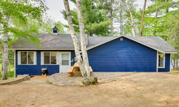 Backus Cabin | Lakefront Cabin w/Deck, Games, & Views!