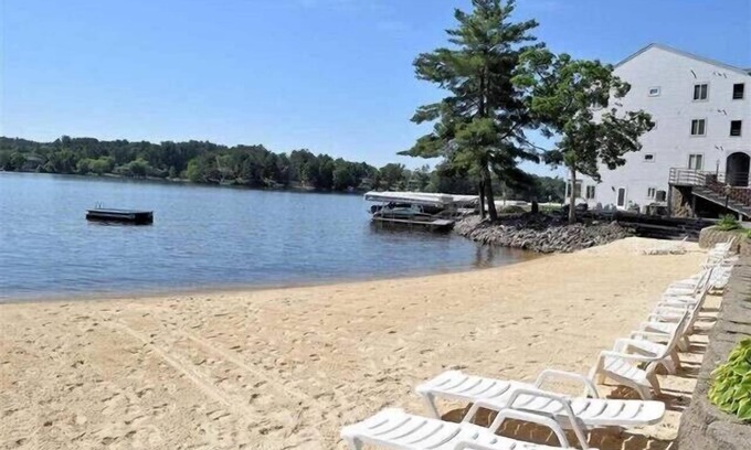 Lake Delton Condo | ⚓❀ Lakefront Condo ❀ Private Beach - Kayaks - Boat Slip ❀⚓